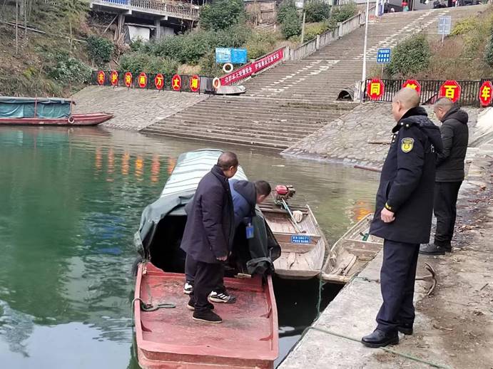 春運第一天，芷江水運事務中心執(zhí)法人員去碧涌大垅進行安全巡查，確保水上交通安全！ (4)